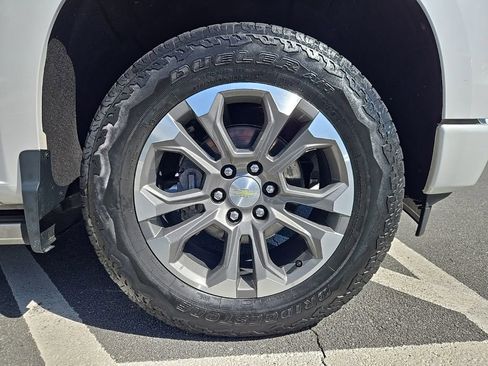 Used 2023 Chevrolet Silverado 1500 High Country w/ Technology Package AWD/4WD image 8