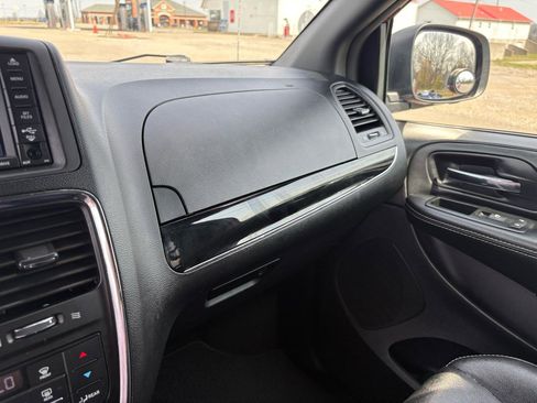 Used 2015 Chrysler Town & Country S image 21