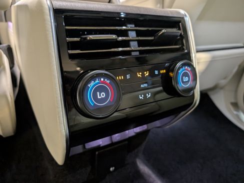 Used 2024 Land Rover Range Rover SV image 23