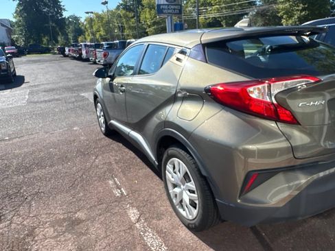 Used 2021 Toyota C-HR LE FWD image 4