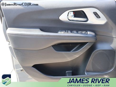 Used 2025 Chrysler Pacifica Limited FWD image 20