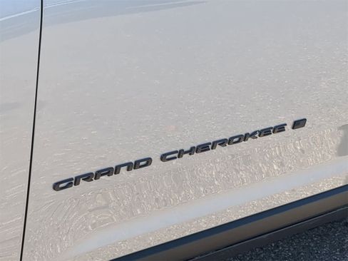 Used 2023 Jeep Grand Cherokee Altitude image 13