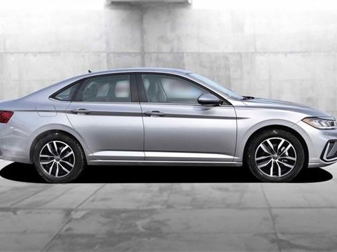 Certified 2025 Volkswagen Jetta SE image 5