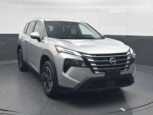 Used 2025 Nissan Rogue SV w/ SV Premium Package FWD image 2