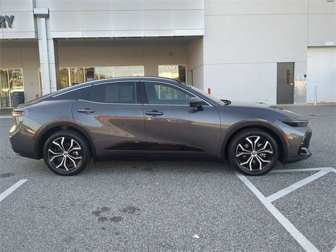 Used 2023 Toyota Crown Limited image 3