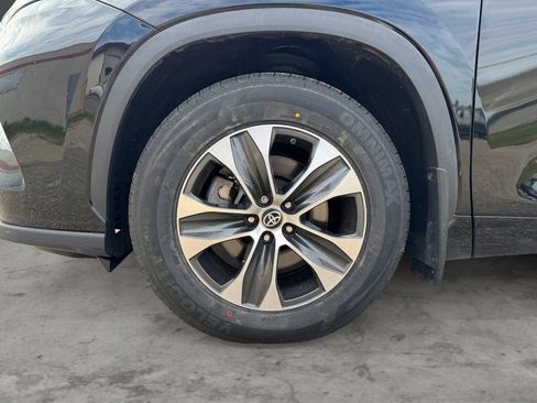Used 2023 Toyota Highlander XLE AWD/4WD image 9