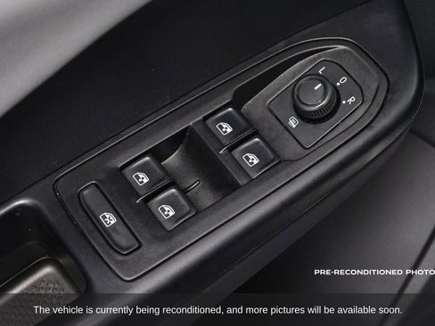 Used 2023 Volkswagen Taos SE w/ Panoramic Sunroof Package image 13