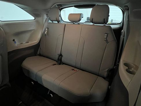 Used 2022 Toyota Sienna XLE w/ XLE Plus Package FWD image 10