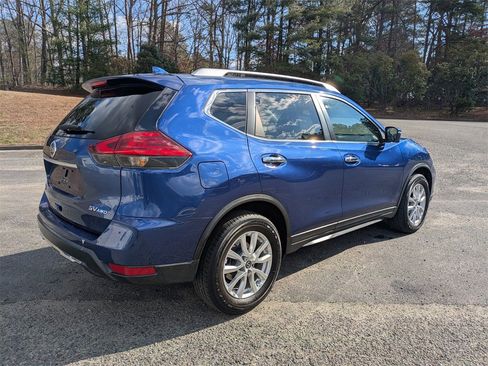 Used 2017 Nissan Rogue SV w/ SV Premium Package image 4