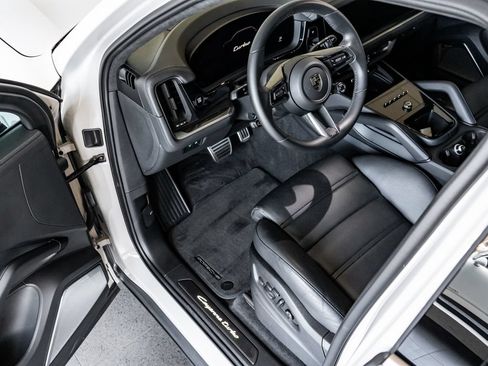 Certified 2025 Porsche Cayenne Turbo AWD/4WD image 4