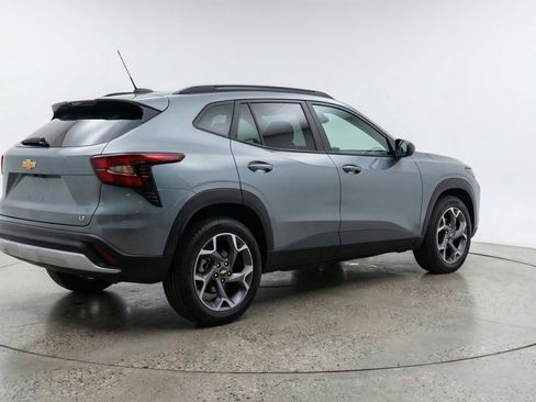 Used 2025 Chevrolet Trax LT w/ LT Convenience Package FWD image 9