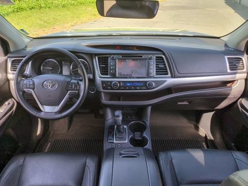 Used 2018 Toyota Highlander XLE AWD/4WD image 19