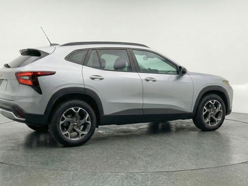 Used 2025 Chevrolet Trax LT w/ LT Convenience Package FWD image 9