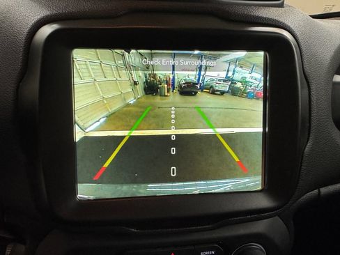 Used 2023 Jeep Renegade Latitude AWD/4WD image 21