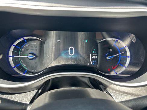 Used 2023 Chrysler Pacifica Touring-L FWD image 26