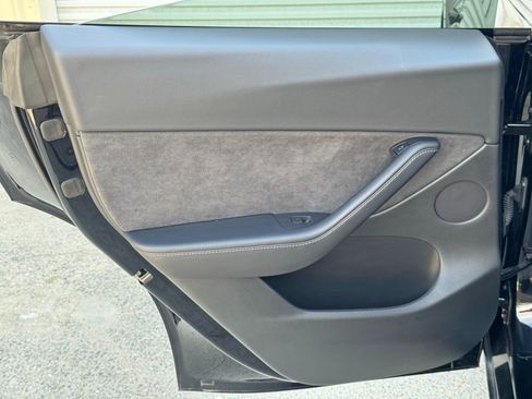 Used 2022 Tesla Model Y Long Range AWD/4WD image 42