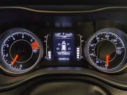 Used 2019 Jeep Cherokee Latitude Plus w/ Comfort/Convenience Group FWD image 23