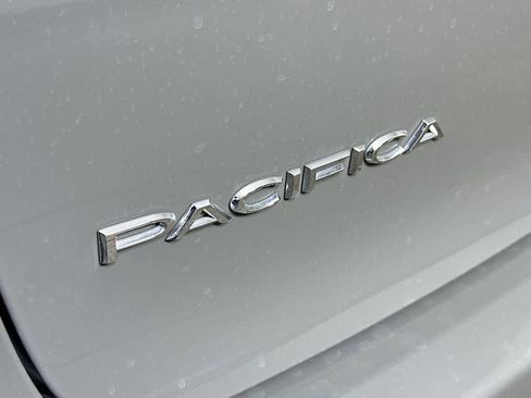 Used 2022 Chrysler Pacifica Touring-L image 6