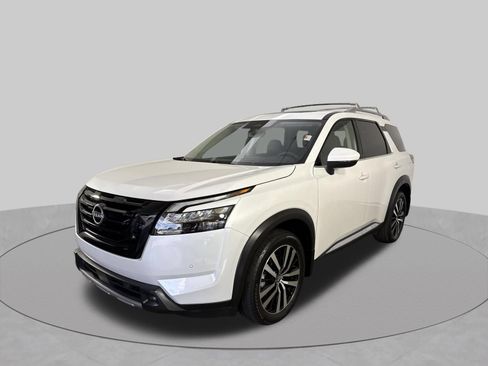 Certified 2025 Nissan Pathfinder Platinum w/ Black Appearance Package AWD/4WD image 29
