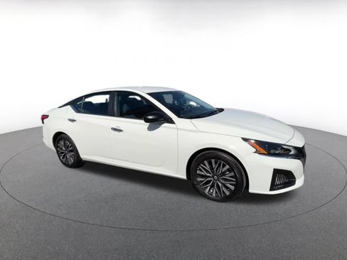 Used 2025 Nissan Altima 2.5 SV FWD image 2