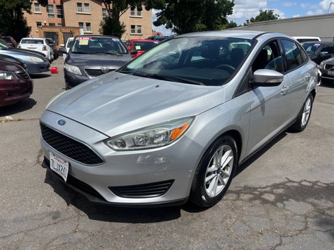 Used 2015 Ford Focus SE FWD image 1