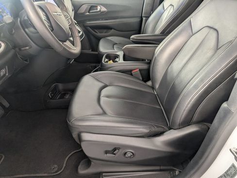 Used 2025 Chrysler Pacifica Select FWD image 14