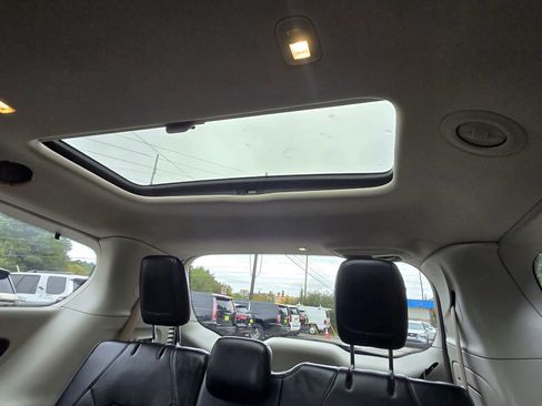 Used 2017 Chrysler Pacifica Limited image 17