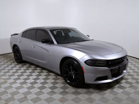 Used 2018 Dodge Charger SXT w/ Blacktop Package RWD image 6