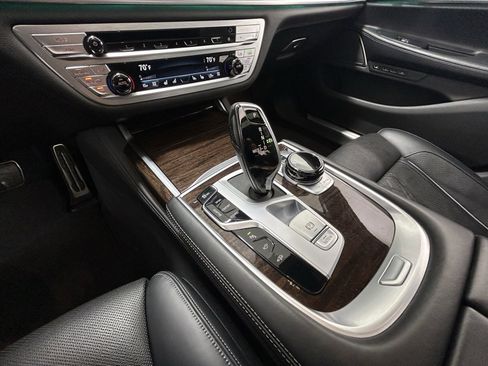 Used 2022 BMW 750i xDrive w/ Executive Package image 22