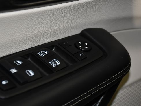 Used 2024 Chrysler Pacifica Touring-L FWD image 33