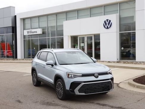 Used 2025 Volkswagen Taos SE FWD image 1