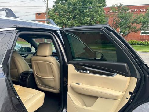 Used 2018 Cadillac XT5 FWD image 18