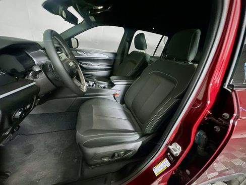 Used 2024 Jeep Grand Cherokee Laredo X image 13