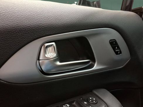 Used 2025 Chrysler Pacifica Limited FWD image 17