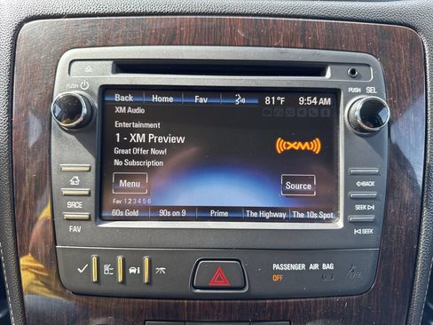Used 2016 Chevrolet Traverse LT w/ Style and Technology Package FWD image 3