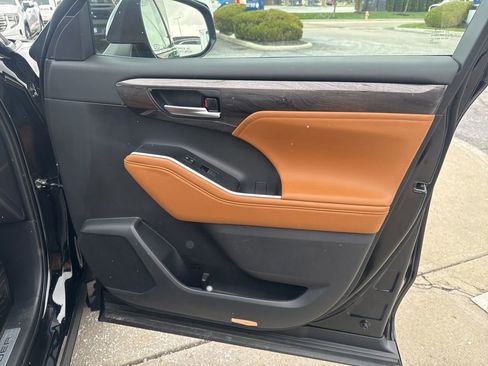 Used 2025 Toyota Highlander Platinum image 51