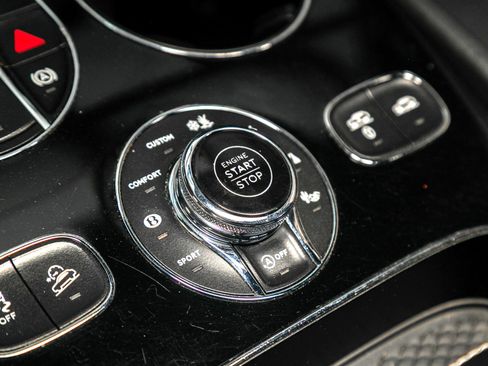 Used 2017 Bentley Bentayga image 49
