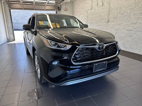 Used 2023 Toyota Highlander Platinum AWD/4WD image 2