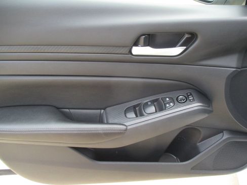 Used 2025 Nissan Altima 2.5 SV FWD image 25