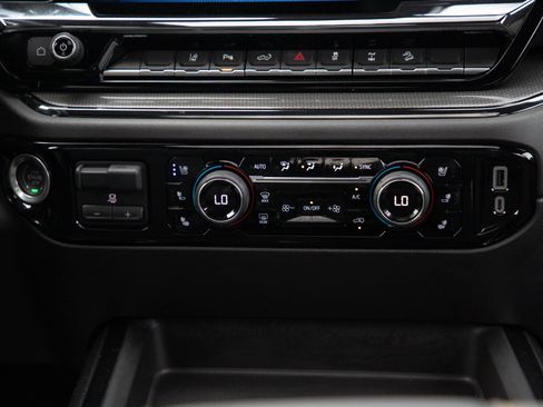 Used 2024 Chevrolet Silverado 2500 ZR2 w/ Technology Package AWD/4WD image 16