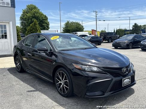 Used 2024 Toyota Camry SE w/ Cold Weather Package FWD image 3