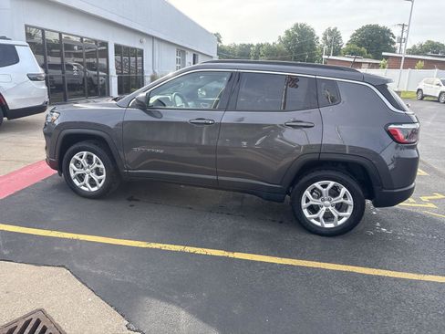 Used 2024 Jeep Compass Latitude w/ Sun and Sound Group AWD/4WD image 8