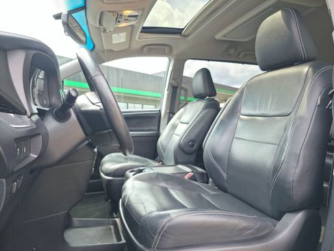 Used 2017 Toyota Sienna SE Premium FWD image 9