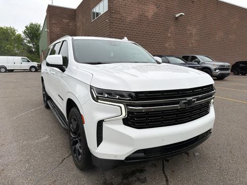 Used 2022 Chevrolet Suburban RST w/ Luxury Package AWD/4WD image 2