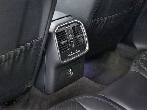Certified 2025 Porsche Macan AWD/4WD image 29