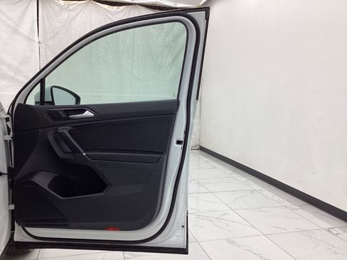 Used 2018 Volkswagen Tiguan SE AWD/4WD image 19