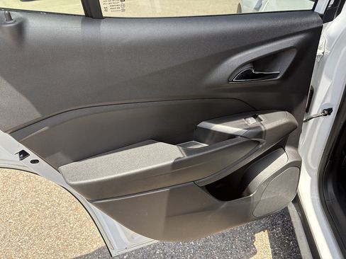 Used 2025 Chevrolet Trax LT FWD image 16