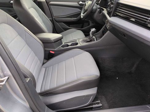Used 2025 Volkswagen Jetta SE FWD image 19