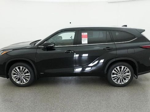 New 2026 Toyota Highlander Platinum AWD/4WD image 12