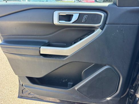 Used 2023 Ford Explorer XLT AWD/4WD image 12